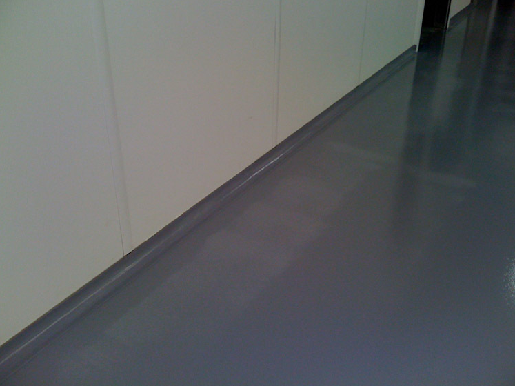 Epoxy floor with rounded plinth
