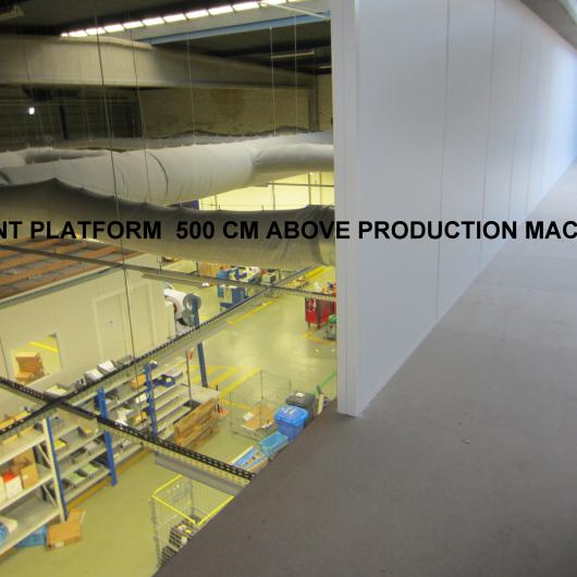 Platform over een productiezone